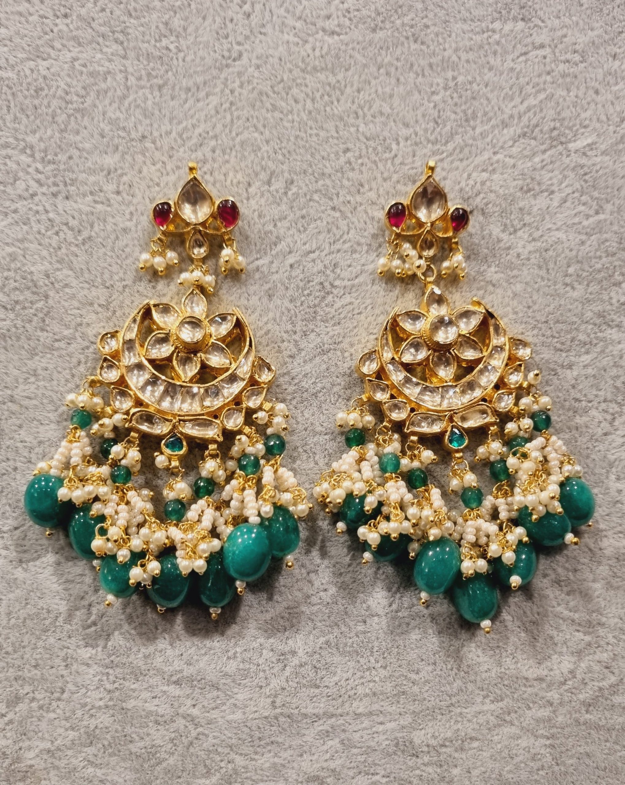 kundan-earrings-with-green-drops